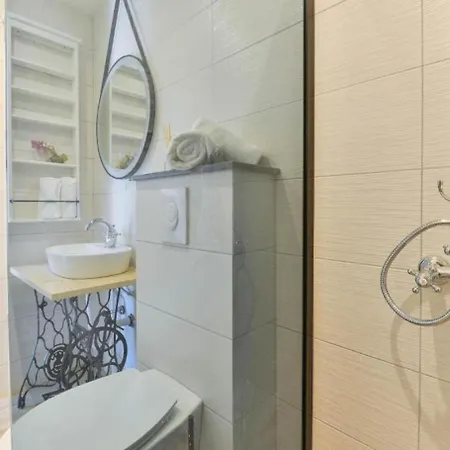 Zora - Modern Rustic